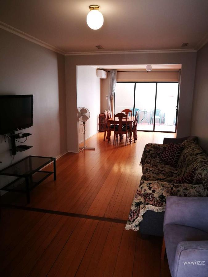 Moonee Valley Views Aparthotel เมลเบิร์น ภายนอก รูปภาพ
