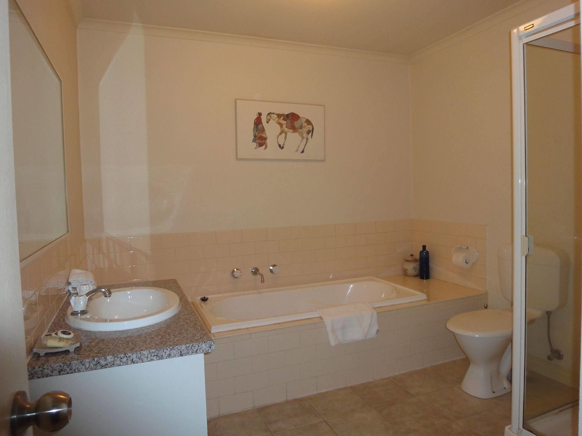 Moonee Valley Views Aparthotel เมลเบิร์น ภายนอก รูปภาพ